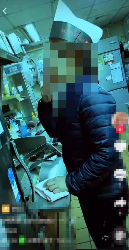 주방에서 흡연하는 롯데리아 아르바이트생. <독자 제공=연합뉴스>